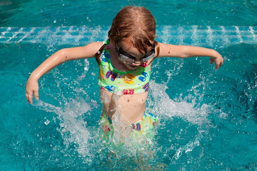 Bébé à la piscine : à partir de quel âge peut-il se baigner ?