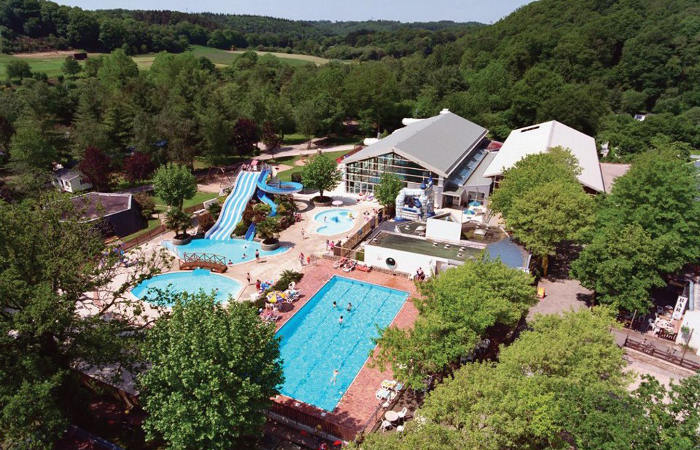 Aller Au Parc Aquatique De Plein Air En Famille