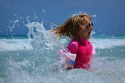 25 activités pour occuper les enfants à la plage