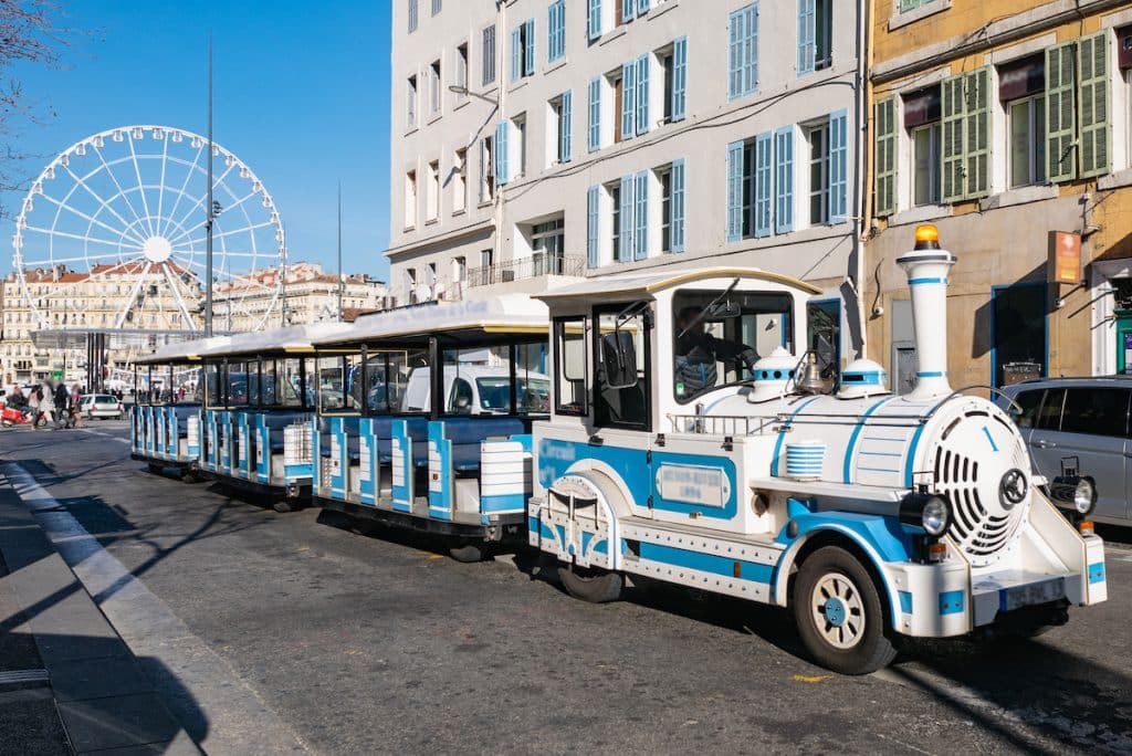 Le Petit Train de Marseille quitte le vieux port.