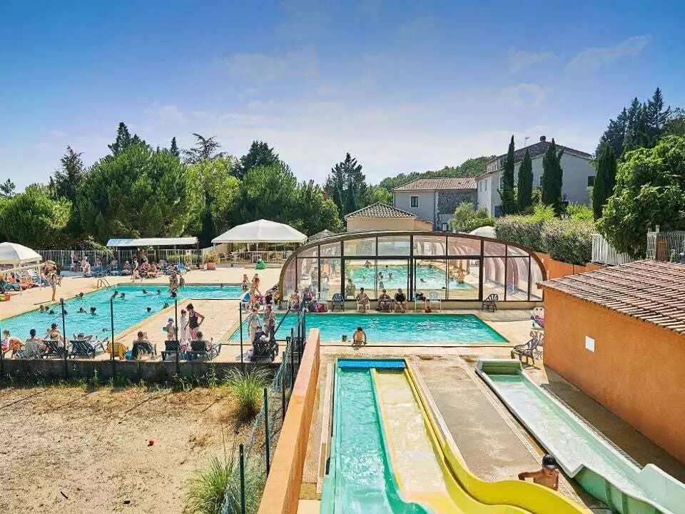 Des vacanciers dans les piscines du parc aquatique du Camping Le Domaine du Cros d’Auzon ★★★★ à Saint-Maurice-d’Ardèche