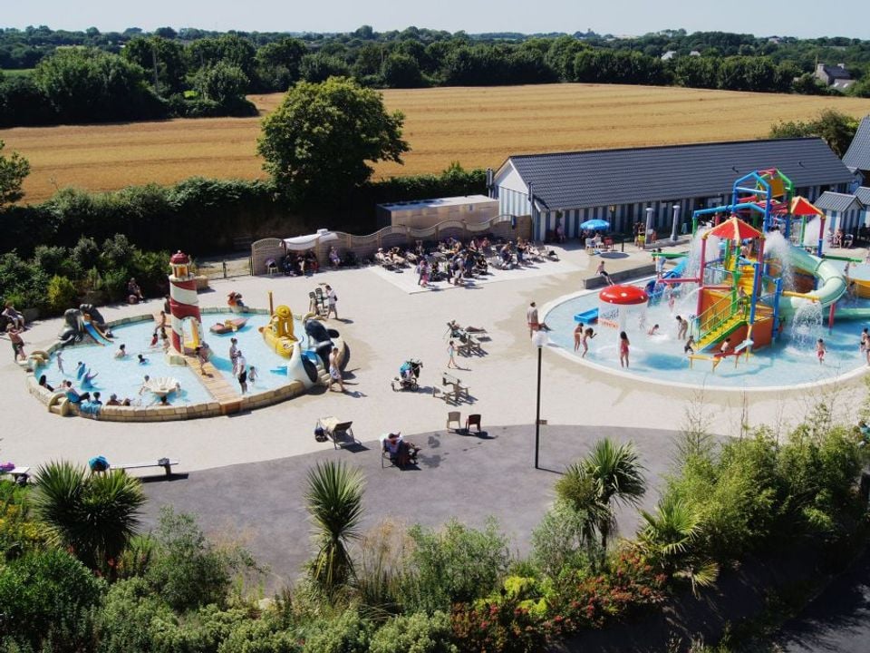 Vue aérienne des jeux aquatiques pour enfants du Camping de La Récré .