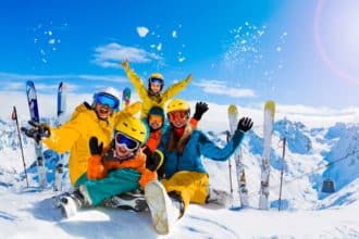 Une famille lors d vacances au ski durables