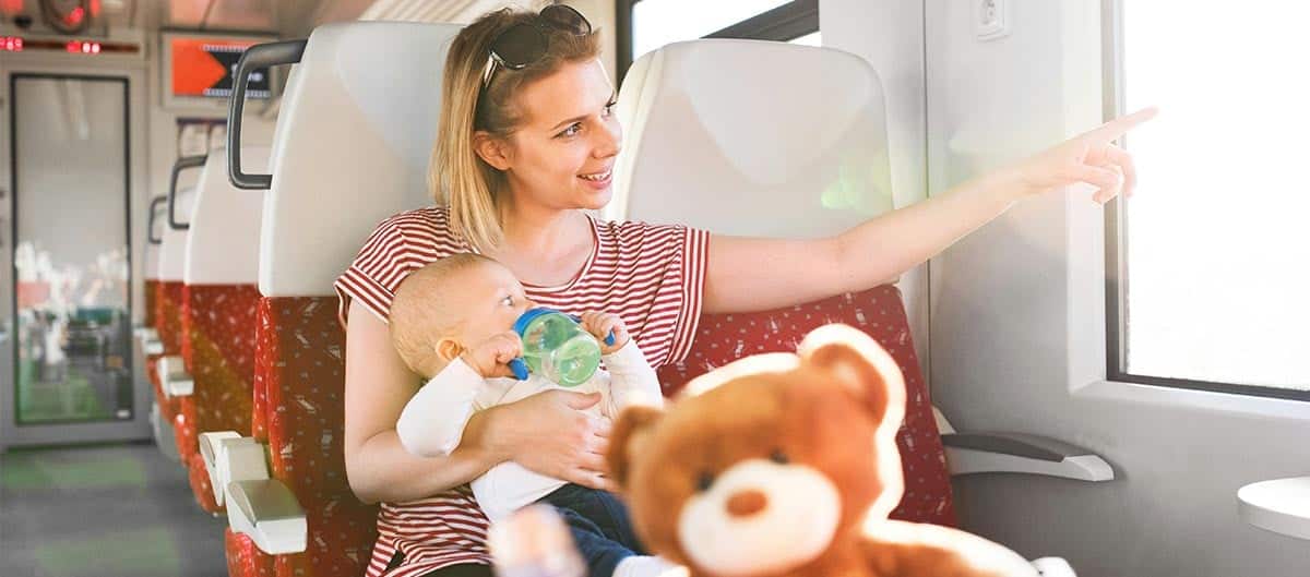 Bébé boit son biberon dans le train