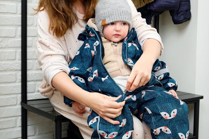 Bébé avec une combinaison