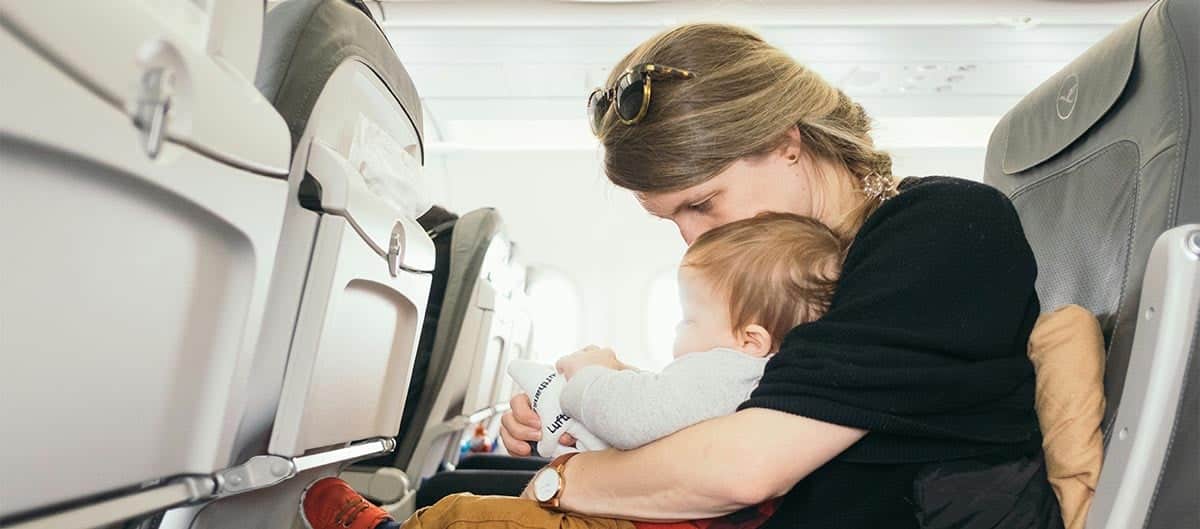 Bébé avec sa maman dans l'avion