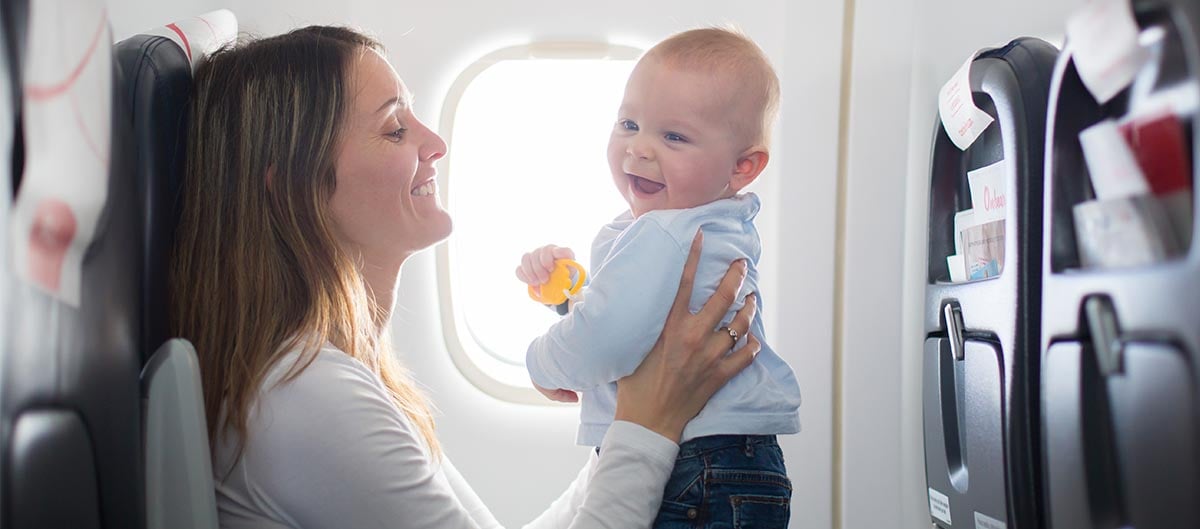 Maman et bébé dans un avion