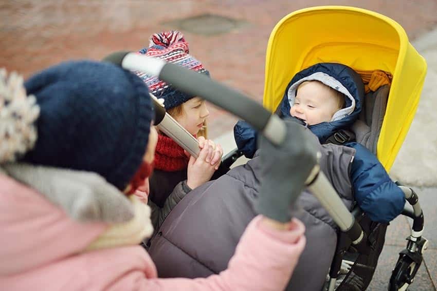 Bébé habillé pour le froid