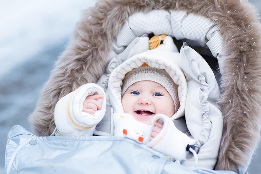 Bébé dans une poussette
