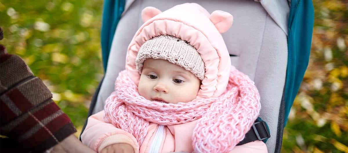Bébé habillé contre le froid