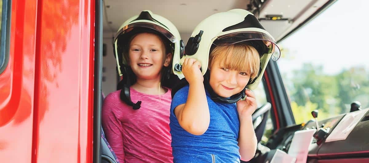 Enfants visitent une caserne de pompier