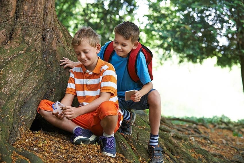 Des enfants jouent au géocaching