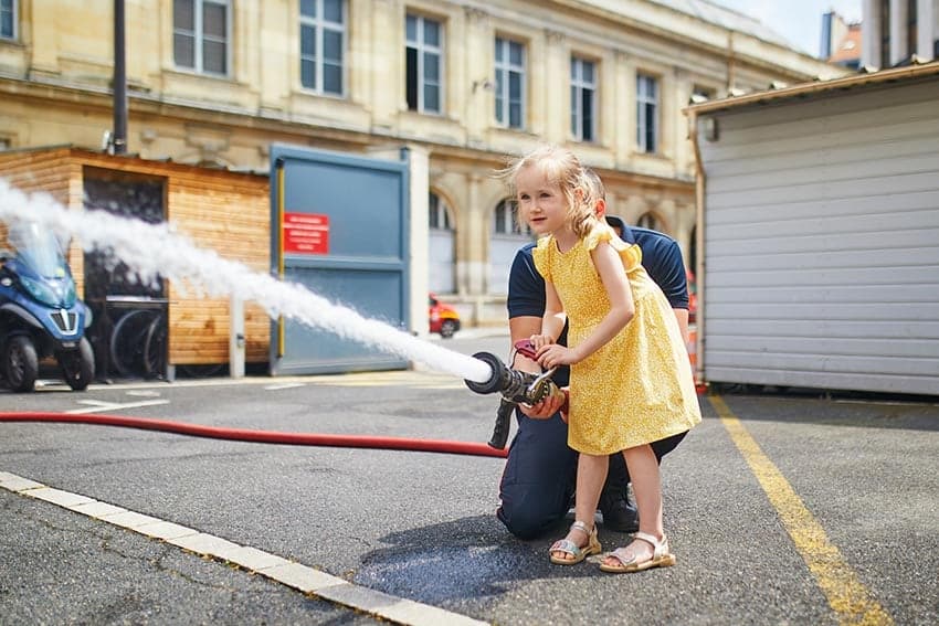 Une petite fille avec un pompier