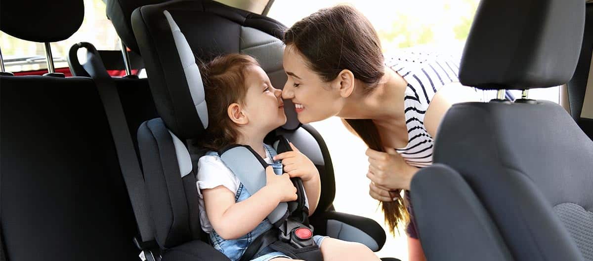 Une mère et sa fille en voiture