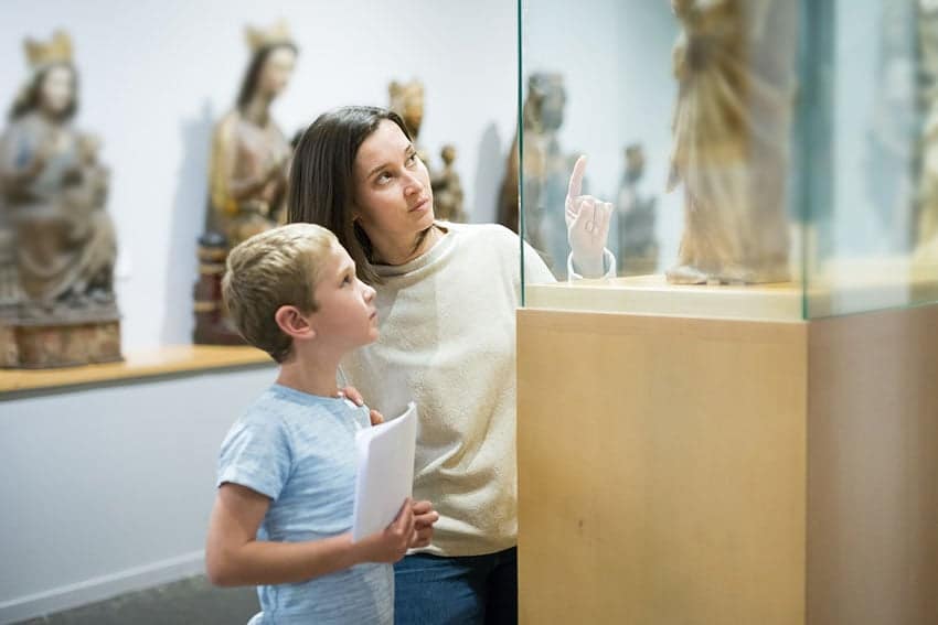 Mère et fils dans un musée d'art