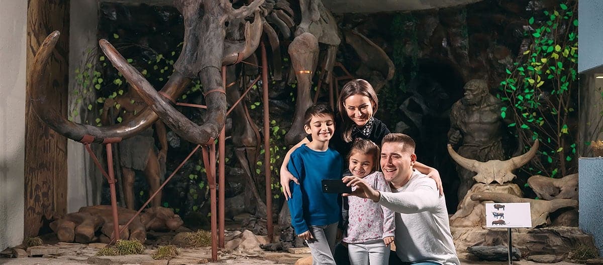 Famille au musée