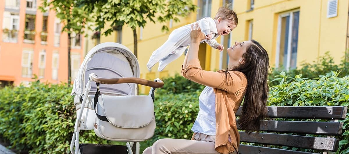 Une maman avec son bébé dehors