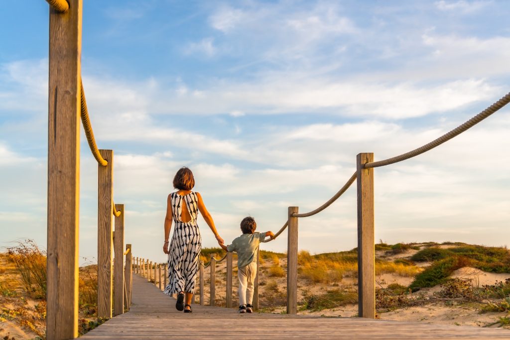 Une mère et son enfant sur la plage de Seignosse dans les Landes (40).